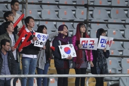 تماشاگران کره ای بازوبند مشکی به بازو می بندند