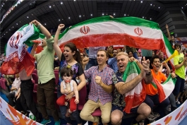 تماشاگران پرشور ایرانی در بازی ایران و لهستان (عکس)