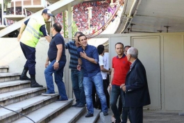 حضور علی کریمی در ورزشگاه آزادی با لباس آبی+ عکس