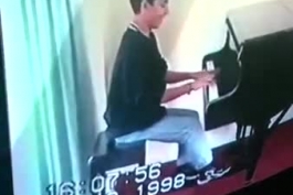 -{ پیانو زدن ♥ استاد مهراد ♥ تو 13 سالگی }-