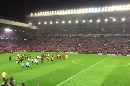 جو تماشاگران و خوندن You'll Never Walk Alone بعد از کامبک  