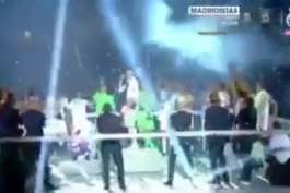 هواداران : كريستيانو توپ طلا كريس هم باهاشون ميخونه