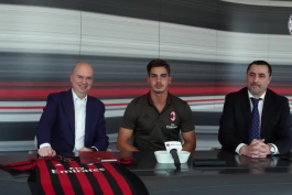 🔴⚫️ ویدئو: لحظه امضای قرارداد آندره سیلوا با میلان