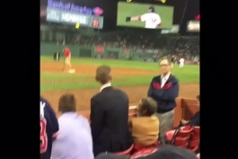 🔴 وقتی یه هوادار آمریکایی لیورپول جان هنری رو در حاشیه بازی بوستون رد ساکس در بین تماشاگران می بینه