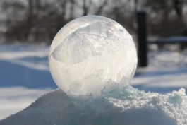 یخ زدن حباب در هوای بسیار سرد زمستان