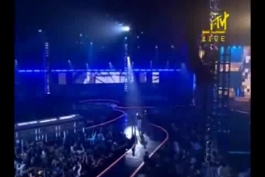 اجرای زنده دل‌پیه‌رو و پائولو دی‌کانیو به عنوان مجری مسابقات MTV (به مناسبت بازی یوونتوی-لاتزیو)