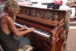 پیانو نواختن مرد بی خانمان در فرنگ