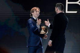 لوکا مودریچ و لیونل مسی در مراسم توپ طلا 
