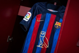 لوگوی دریک روی پیراهن بارسلونا