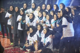 جشن قهرمانی تیم والیبال پیکان در لیگ برتر بانوان از دریچه دوربین طرفداری / گزارش تصویری
