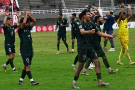 شادی بازیکنان تیم ملی فوتبال پاکستان پس از اولین برد تاریخ این کشور در انتخابی جام جهانی