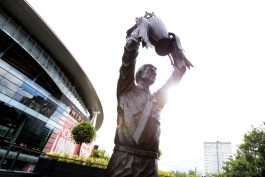 مجسمه آرسن ونگر / استادیوم امارات لندن