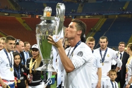 بوسه کریستیانو رونالدو بر جام نقره ای لیگ قهرمانان اروپا