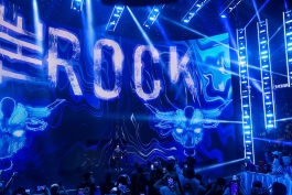 لحظه ورود راک به استیج WWE در اسمکدان 