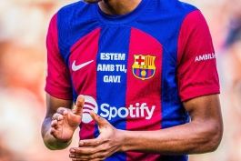 پیراهن مخصوص بازیکنان بارسلونا در حمایت از گاوی