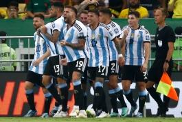 شادی بازیکنان آرژانتین پس از گلزنی نیکولاس اوتامندی در استادیوم ماراکانا
