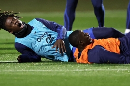 مصدومیت ادواردو کاماوینگا در برخورد با عثمان دمبله در تمرینات تیم ملی فرانسه