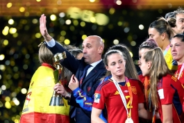 لوییس روبیالس در جشن قهرمانی تیم زنان اسپانیا
