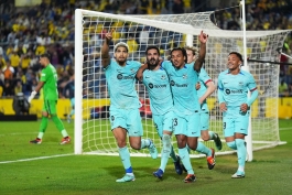 شادی بازیکنان بارسلونا پس از گل پیروزی مقابل لاس پالماس