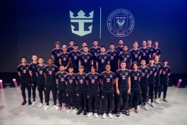 بازیکنان اینتر میامی در مراسم نامگذاری بزرگترین کشتی تفریحی دنیا