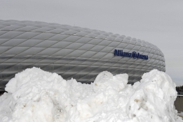 بازیکنان اونیون برلین پس از لغو بازی با بایرن مونیخ مشغول برف بازی شدند