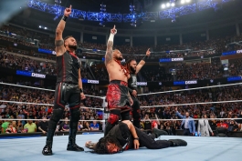 بلادلاین 2 (سولو سیکوا، جیکوب فاتو و تاما تانگا) و رومن رینز؛ ستارگان کشتی کج و WWE در شوی اسمکدان 16 اوت