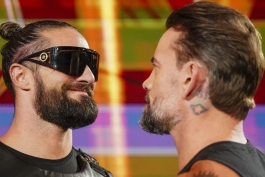 سث رالینز و سی ام پانک، دو ستاره کشتی کج و کمپانی WWE، در شوی ماندی نایت راو