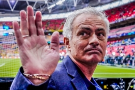 ژوزه مورینیو سرمربی پرتغالی در کنار زمین - فنرباحچه