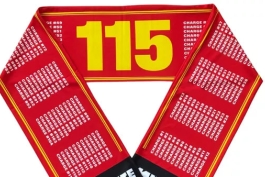 شال هواداران منچستریونایتد برای یادآوری 115 تخلف منچسترسیتی