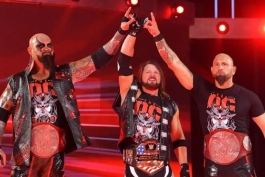 ای جی استایلز به همراه تگ تیم گود برادرز، ستارگان کشتی کج و WWE