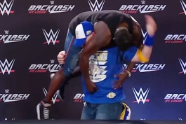 جان سینا و آرتروث؛ ستارگان کشتی کج و WWE در کنفرانس خبری بکلش 2025