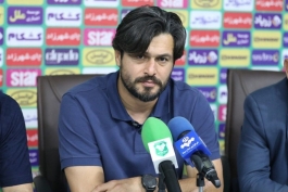 عکس از سعید دقیقی سرمربی خیبر خرم آباد 
