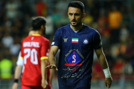 ابوالفضل رزاق پور مدافع چپ گل گهر سیرجان در بازی برابر فولاد خوزستان