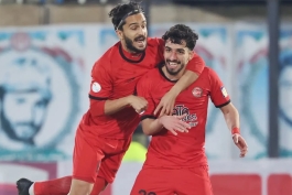 مهدی هاشم نژاد و مهدی حسینی بازیکنان تراکتور در حال شادی پس از گل