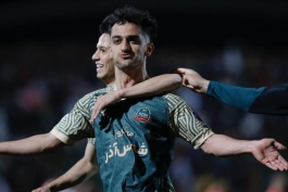 مجتبی فخریان مهاجم شمس آذر در حال شادی گل پس از گلزنی برابر پرسپولیس 