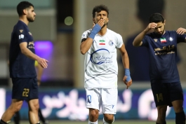 رامین رضاییان بازیکن استقلال پس از گلزنی برابر گل گهر و در حال شادی گل