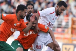 سیامک نعمتی بازیکن نساجی در حال فرار در کنار مدافعان مس رفسنجان، امیرمهدی جانملکی 