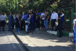 اعتراض هواداران استقلال مقابل درب وزارت ورزش و جوانان