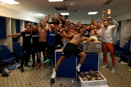 شادی اینتر پس از راهیابی به لیگ قهرمانان اروپا-رختکن اینتر-سری آ ایتالیا