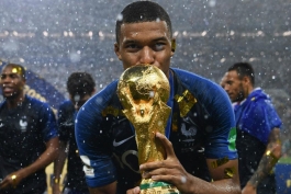 برج ایفل- فرانسه- ستاره پاری سن ژرمن- kylian Mbappe