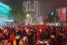 شادی مردم در خیابان‌های هانوی پس از صعود ویتنام به یک چهارم نهایی جام ملت‌ها - vietnam fans after victory against Jordan in asian cup 2019