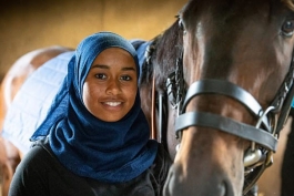 سوارکاری-اسب دوانی-بریتانیا-سوارکار زن-زن محجبه سوارکار-زن مسلمان ورزشکار