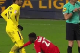 یعنی کاری که دیشب نیمار کرد عوضی بودنشو بیش از بیش ثابت کرد حالم از این آدم و تیم انش بهم میخوره