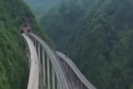 💎🎥 افتتاح مسیر چین به پاکستان  💠بزرگراهی حیرت انگیز در اعماق کوه و دریاچه و جنگل!