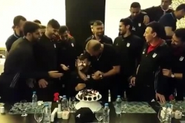 جشن تولد رامین رضاییان در اردوی تیم ملی همراه با مراسم باشکوه کیک مالی!( از این اتحاد بسوزید مافیای کثیف فوتبال)