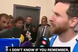 وقتی خبرنگار یه یادگاری به مسی میده و بعدا درباره نگه داشتنش ازش سوال میکنه