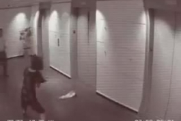 هیچوقت جلوی حرکت آسانسور رو با دستتون نگیرید چون ممکنه سنسورهاش از کار بیفتن و ازین قبیل اتفاقا بیافته براتون 😑🔞 