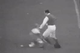 جوری که مسی بازیکن های اسپانیول رو دریبل میزنه:)) 