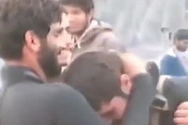 سیاستمدارها به جنگ نمیروند؛ تعدادشان کم است و طول عمرهای بلندی دارند و سربازها ... سربازها داستان‌های کوتاهِ غم انگیزند ...