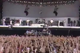اجرای خارق‌ العاده ی آهنگ We Are The Champions توسط گروه Queen در کنسرت لایو اید